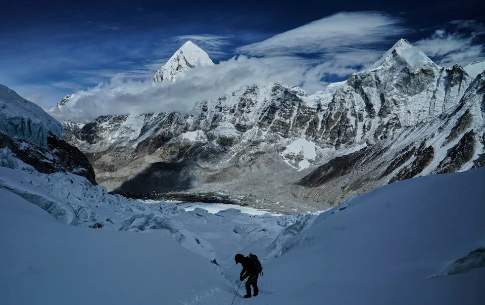 Enorme bloque de hielo inestable frena a escaladores del Everest