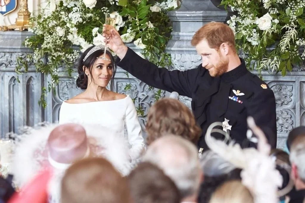 Celebran Harry y Meghan 8 años con fotos inéditas de boda