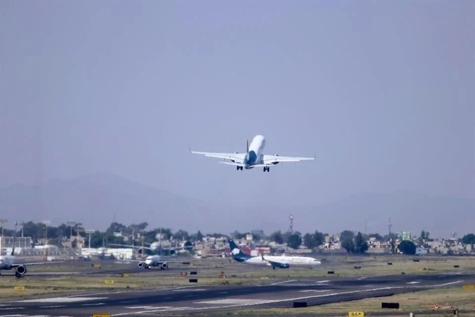 Promete México cumplir pacto aéreo; mantendrá EU represalias