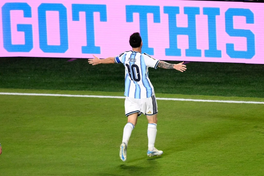 Messi de oro, liquida a Algeria con un triplete