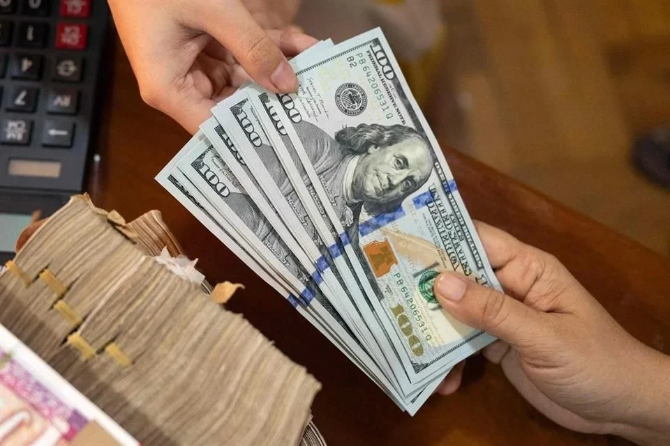Gana México; desciende dólar a $17.24