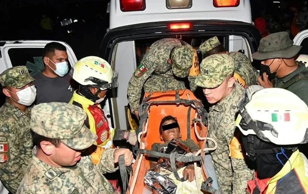 Rescata Ejército mexicano a niño bajo escombros en Venezuela