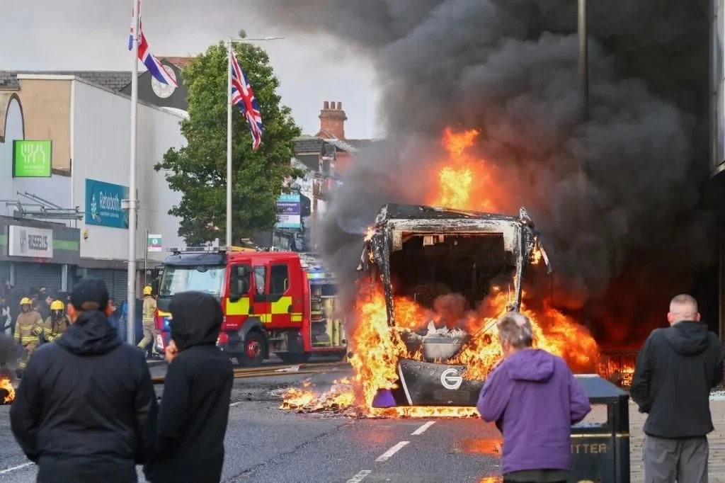 Estallan disturbios contra migrantes en Belfast