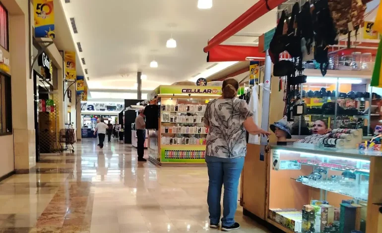 Con temperaturas de 40 grados, centros comerciales se convierten en el refugio ante calor extremo
