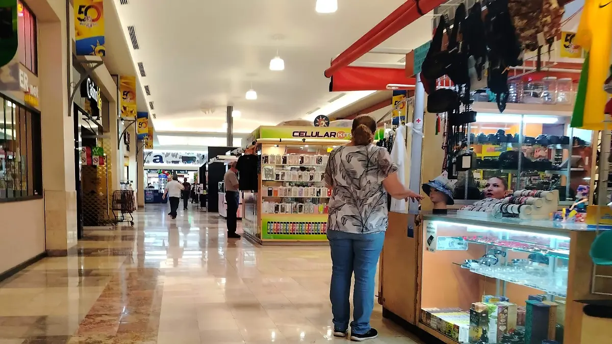 Con temperaturas de 40 grados, centros comerciales se convierten en el refugio ante calor extremo