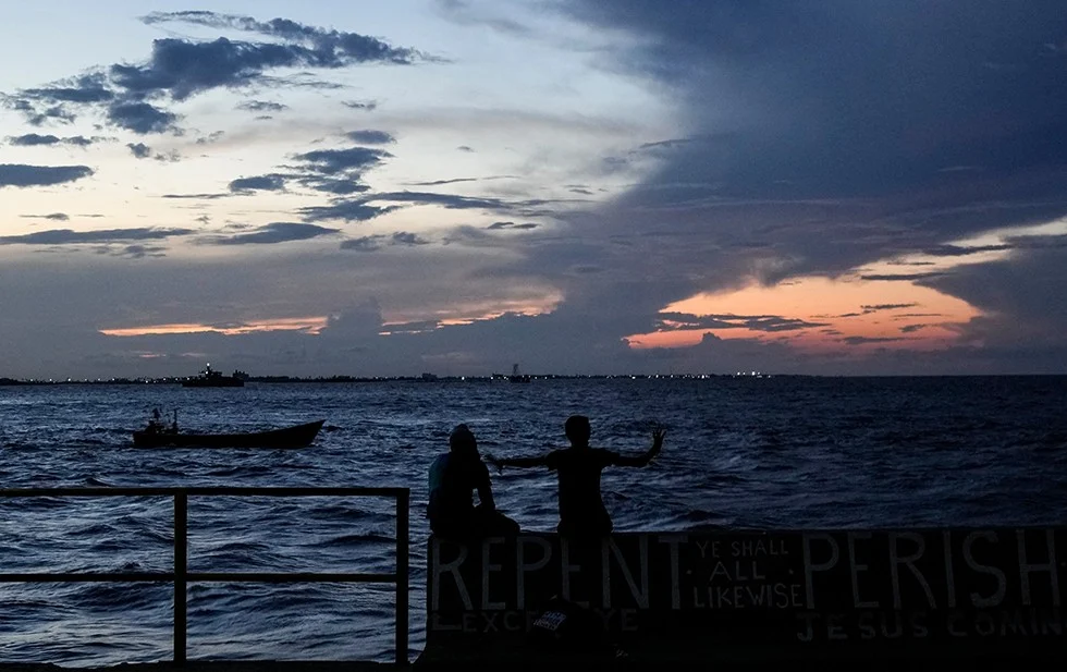 Ferry con 116 personas vuelca frente a Guyana; rescatan a 53 y sigue la búsqueda