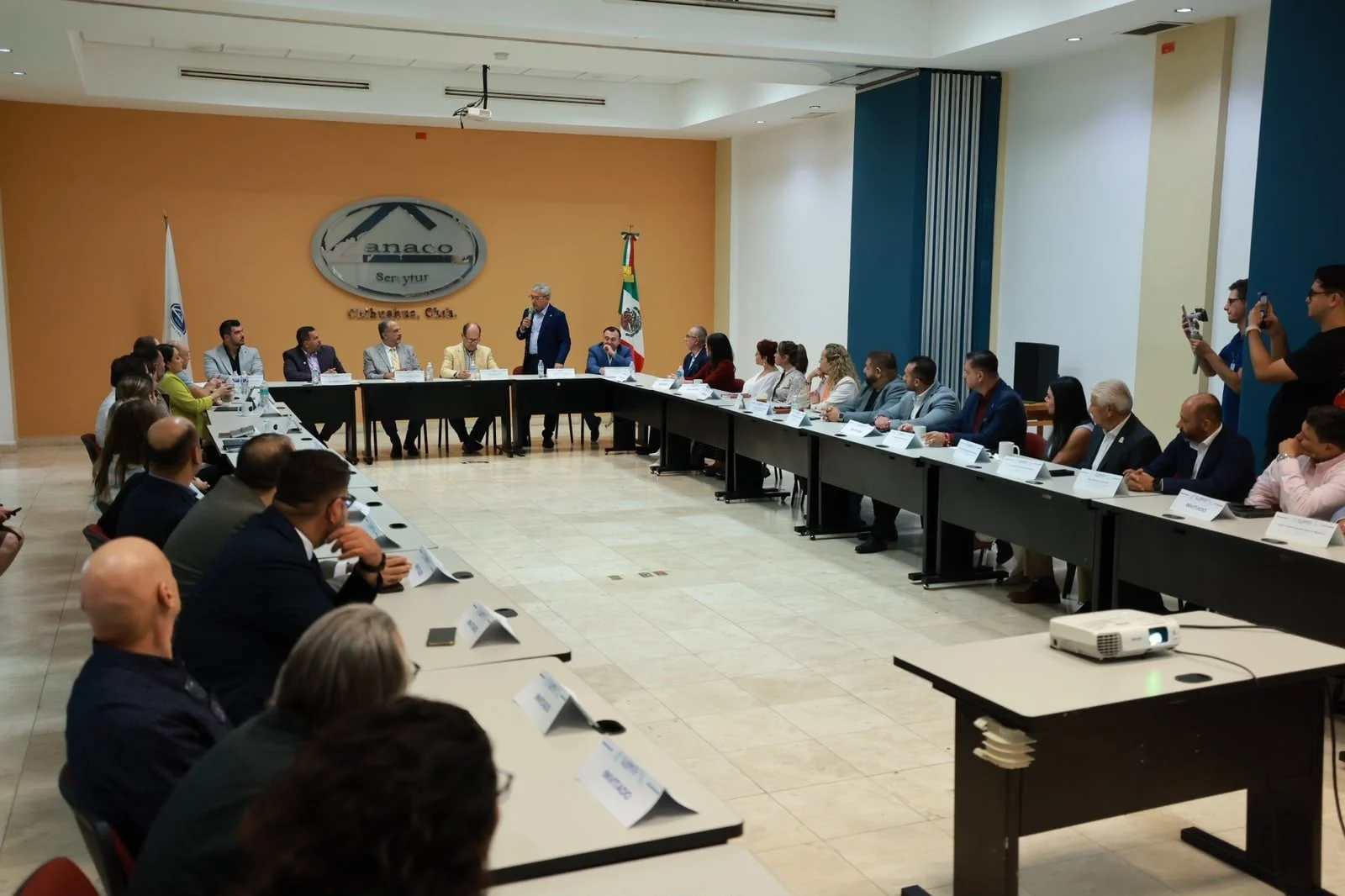 Se reúne Cruz Pérez Cuéllar con el Consejo Directivo de Canaco Chihuahua