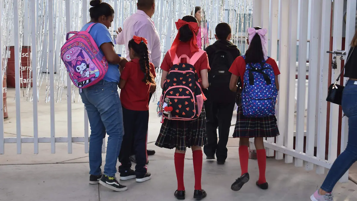 Precios de calzado y uniformes escolares subieron hasta 81% en cinco años: Inegi