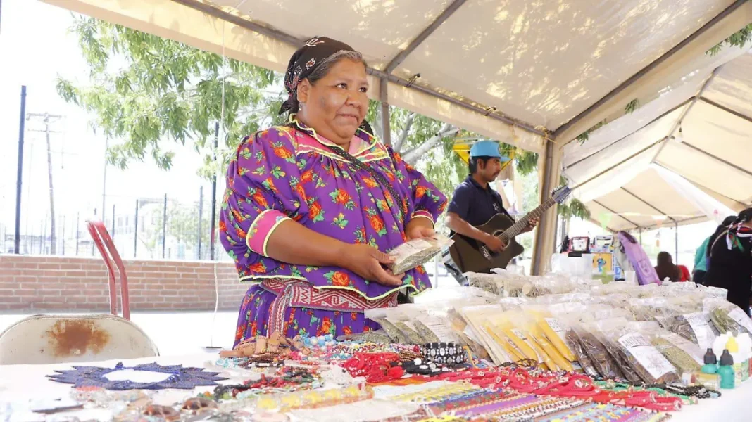 Persiste regateo a artesanos; extranjeros pagan mejor y llevan piezas mexicanas a EU, Canadá y España