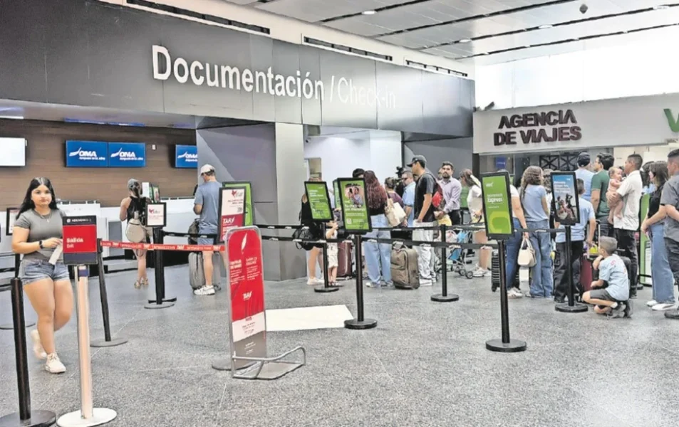 Familia chihuahuense se queda varada en aeropuerto de Cancún