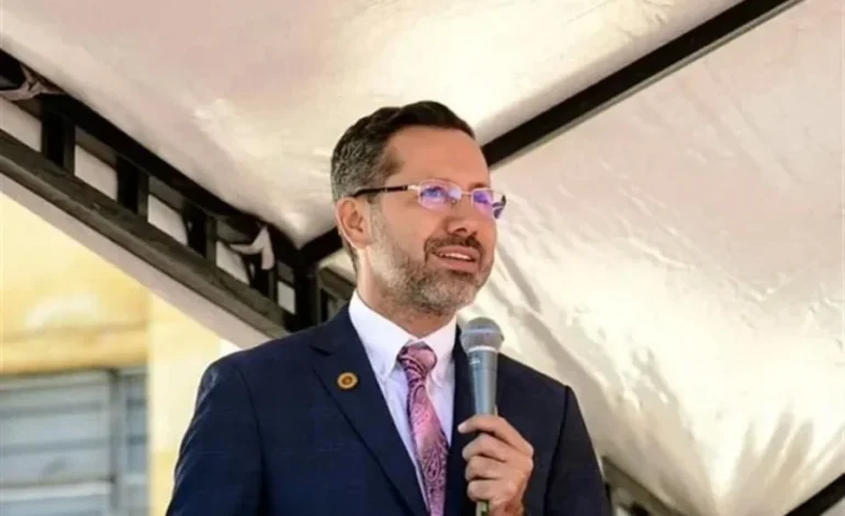 Critican a Ministro colombiano por vacaciones tras sismo