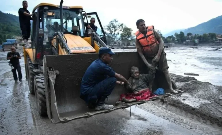 Se movilizan a contrarreloj tras inundaciones en Nepal