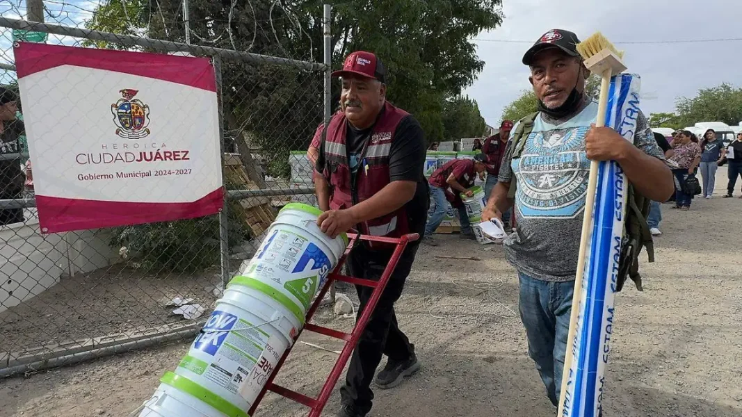 Apoyan a 200 familias de Juárez con material para impermeabilizar sus viviendas