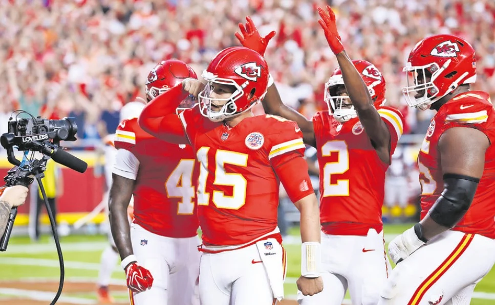 Brilla Kenneth Walker III en su debut y los Jefes aplastan a Broncos 31-10