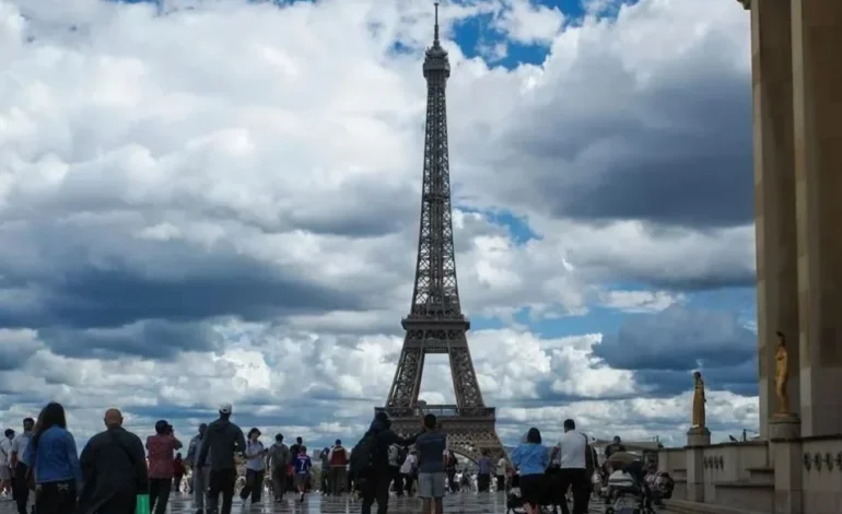 Cierra Torre Eiffel por huelga por exclusión de trabajadoras