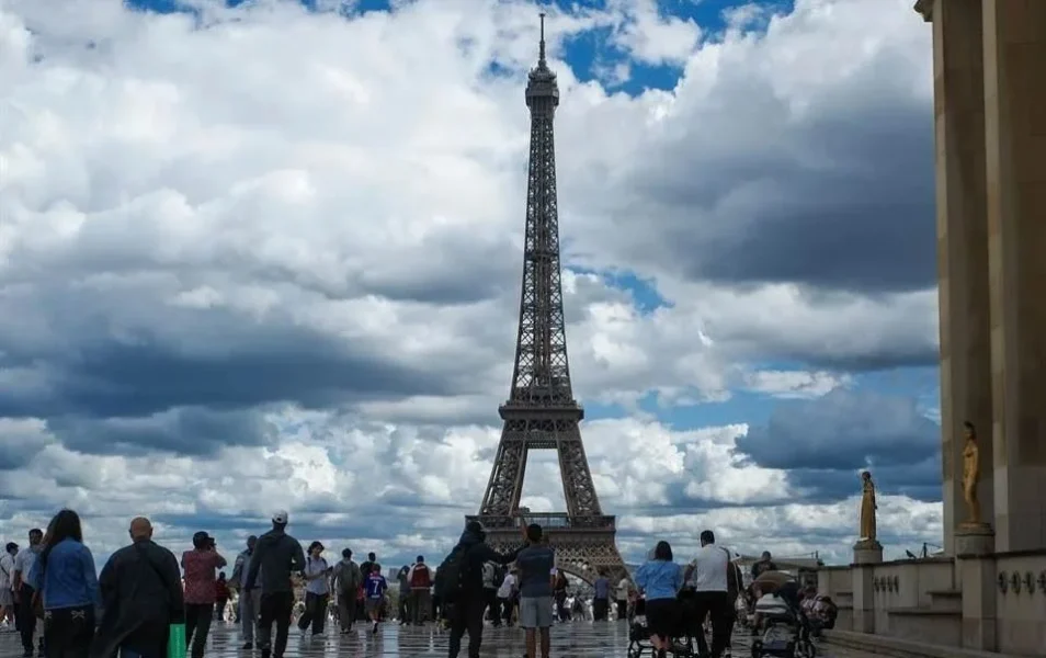 Cierra Torre Eiffel por huelga por exclusión de trabajadoras