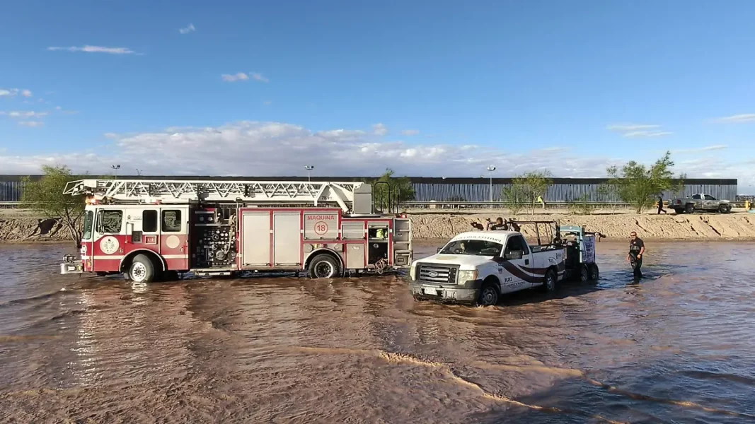 Tras desbordamiento del Río Bravo drenan avenida Rafael Pérez Serna