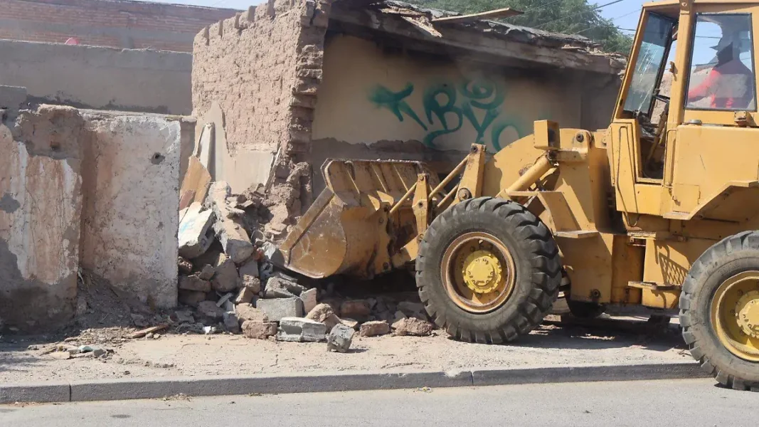Demuelen siete fincas abandonadas y retiran seis rejas en Juárez durante 2026