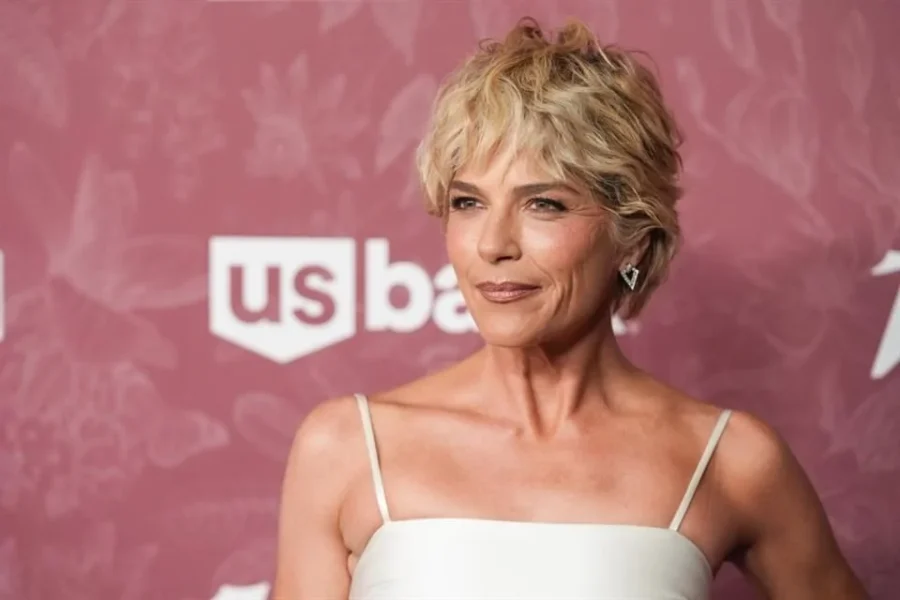 Dice Selma Blair que sufrió emergencia médica durante vuelo