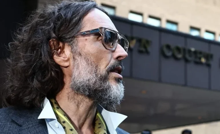 Mujer acusa al actor Russell Brand de tratarla como animal