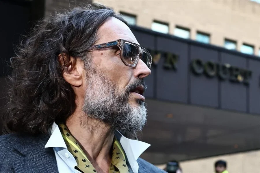 Mujer acusa al actor Russell Brand de tratarla como animal