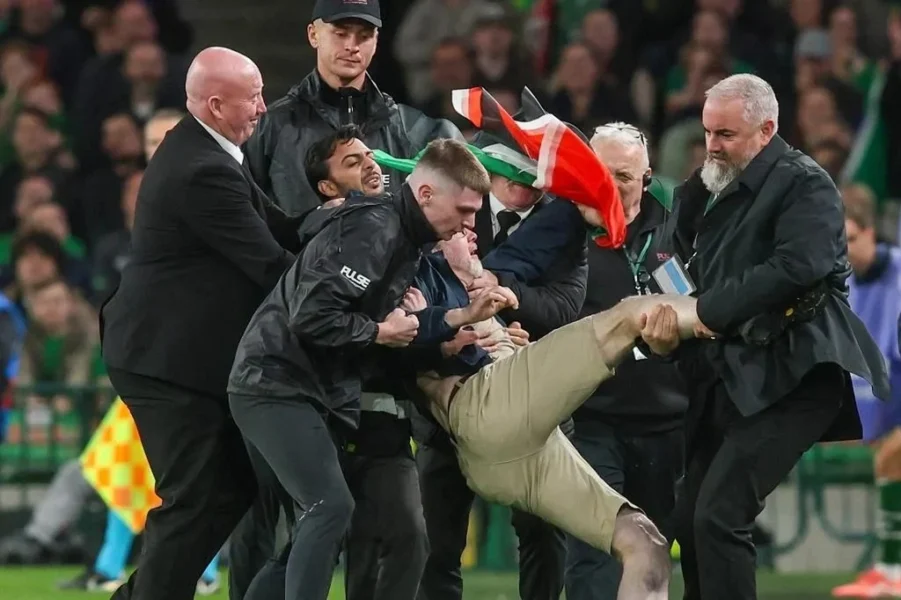 Interrumpen el Irlanda-Austria con protestas propalestinas