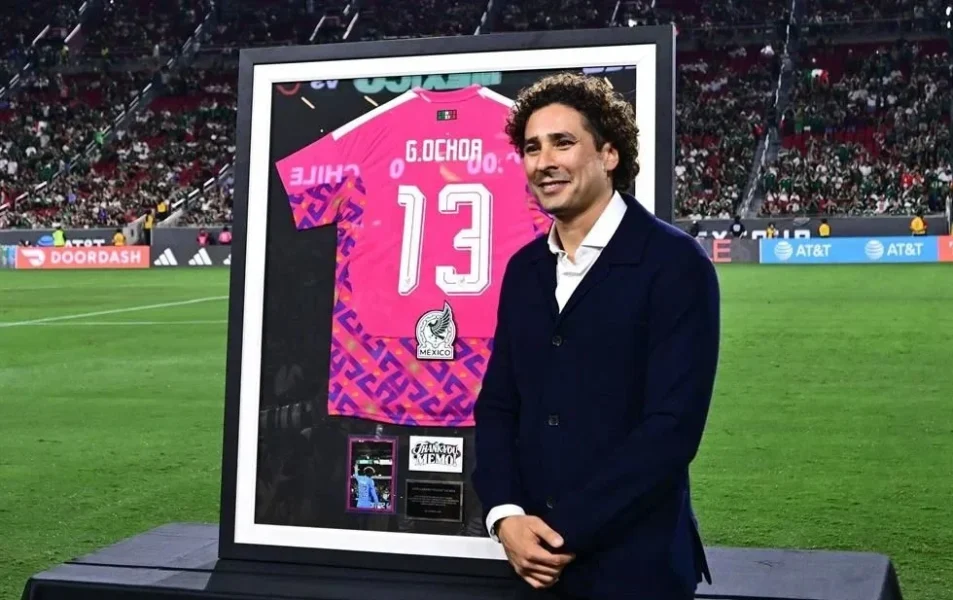 Recibe Memo Ochoa homenaje con la Selección Mexicana