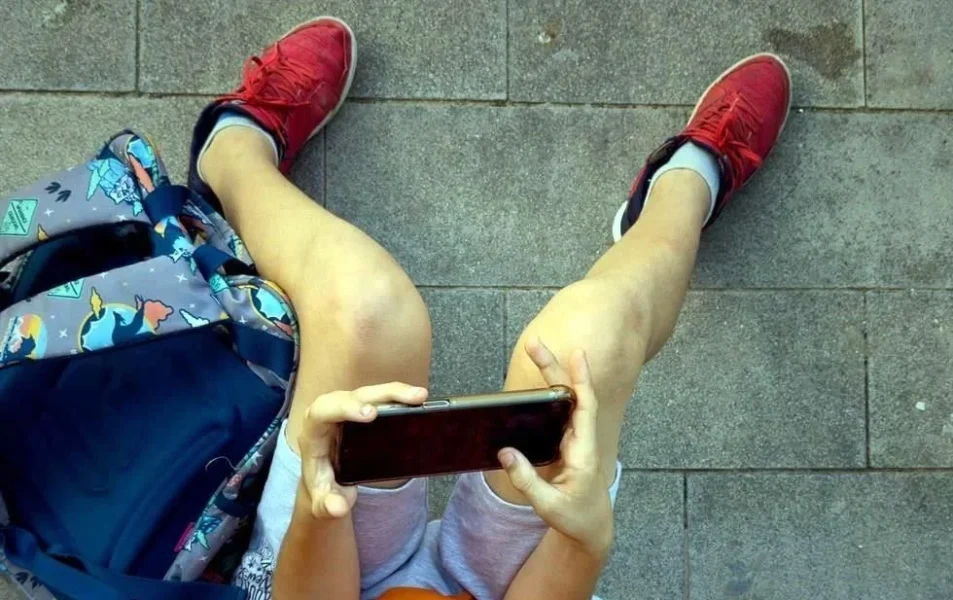 Desechan prohibir celulares en aulas