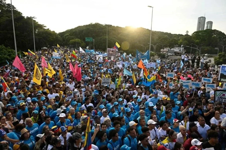 Exigen venezolanos elecciones, en mayor protesta con Delcy